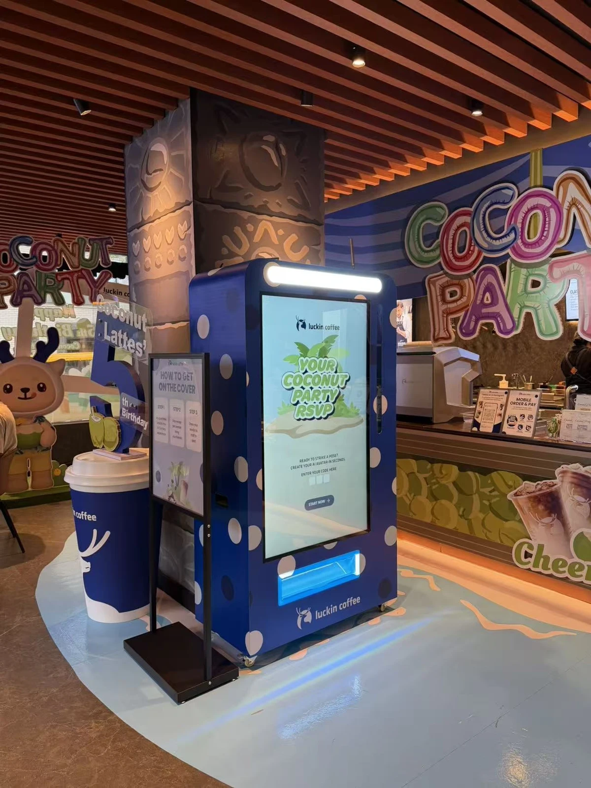 资料中的瑞幸咖啡美国门店 AI 拍照设备现场